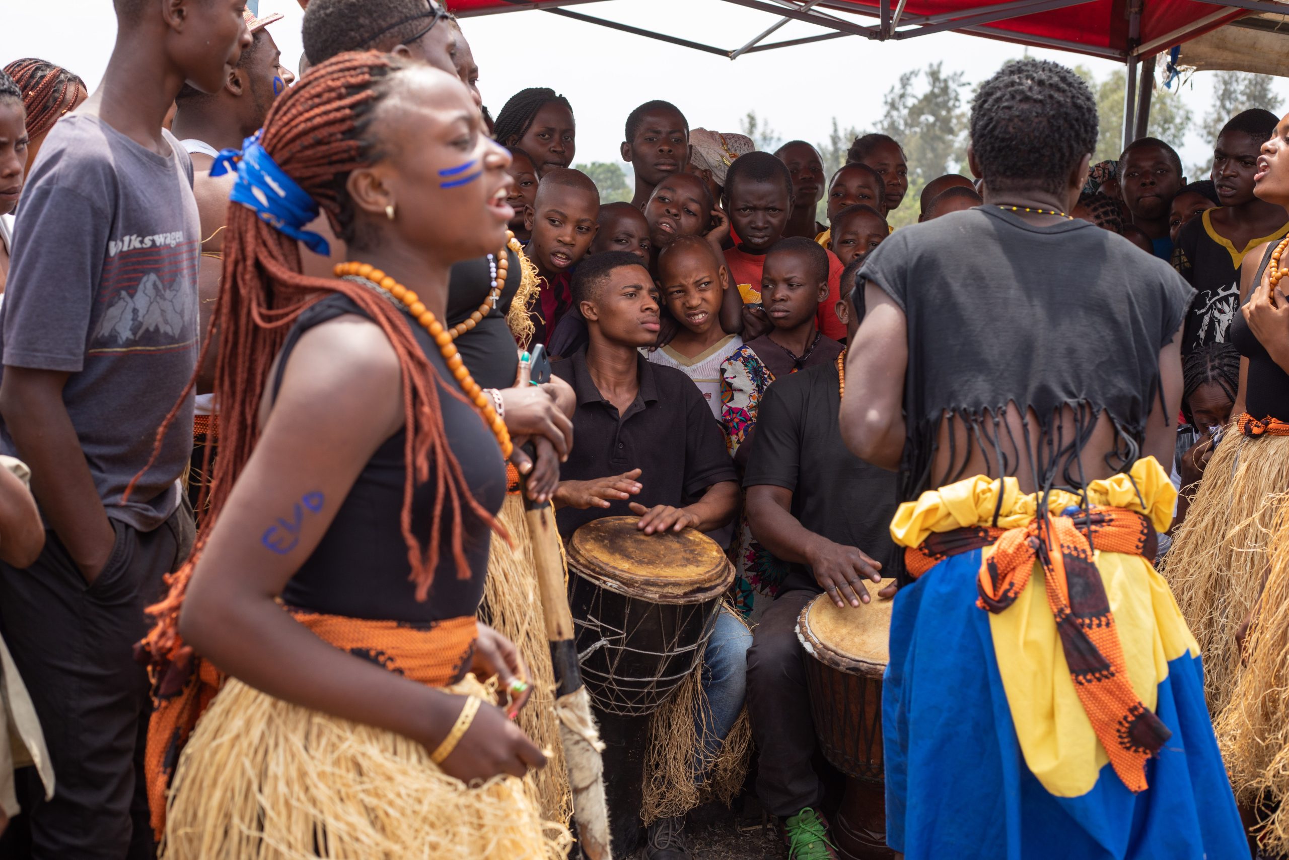 Les jeunes U-Reporters de la ville de Goma au stade de football de Kabasha  sensibilisent les parents sur la deuxième phase de la campagne de vaccination contre la polio qui sera lancé du 10 au 12 août 2023. A l’occasion du tournoi de football dans  le cadre de la campagne Brandissons le Carton rouge contre la polio en RDC organisé par la Division Provinciale de la Jeunesse du Nord-Kivu, le 5 août 2023 dans la ville de Goma, province du Nord-Kivu en République Démocratique du Congo.